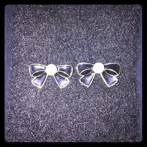 Adorable black enamel and pearl stud earrings!